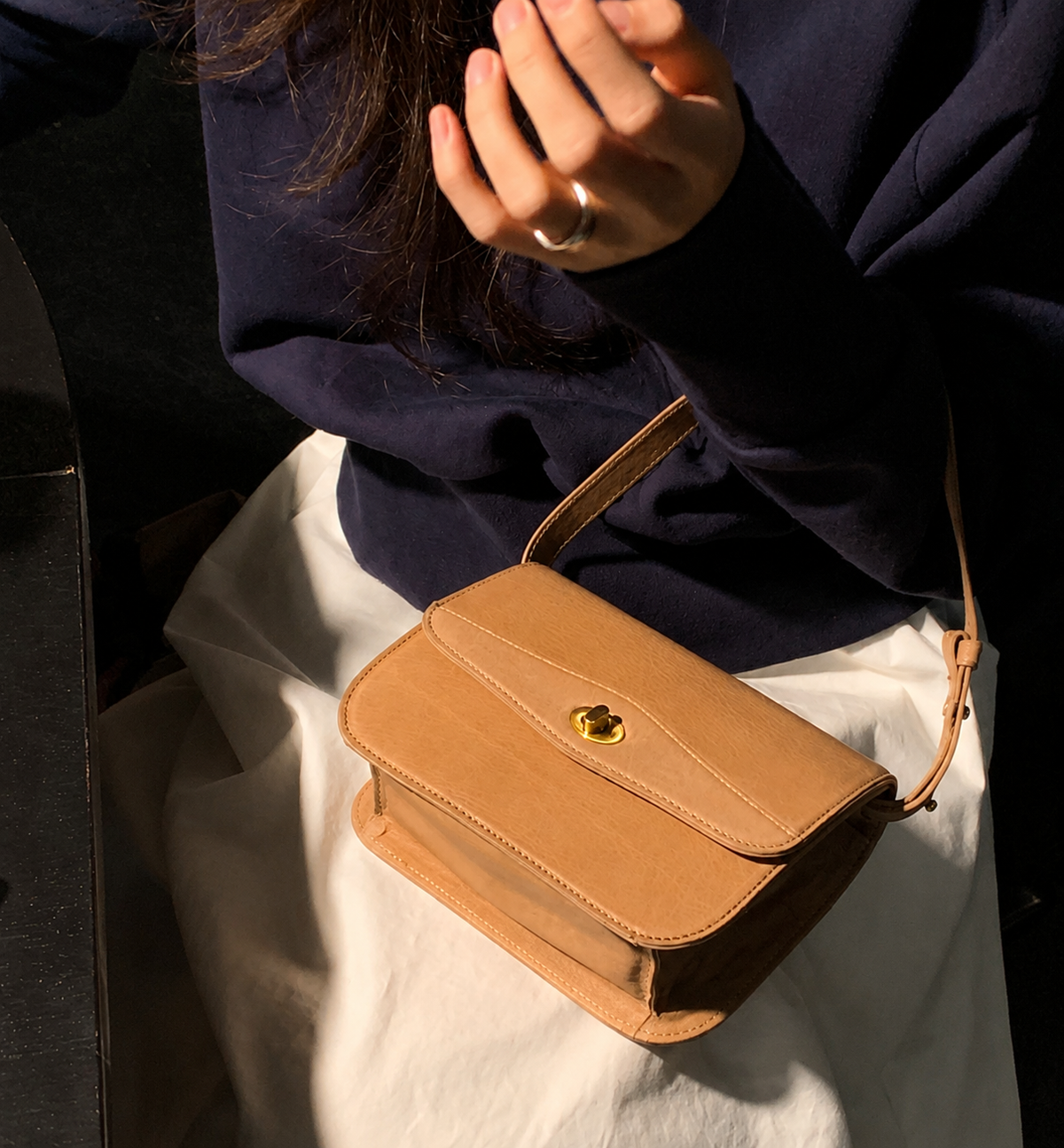 [100% VEGETABLE-TANNED LAMBSKIN LEATHER] LORA MINI CROSSBODY BAG