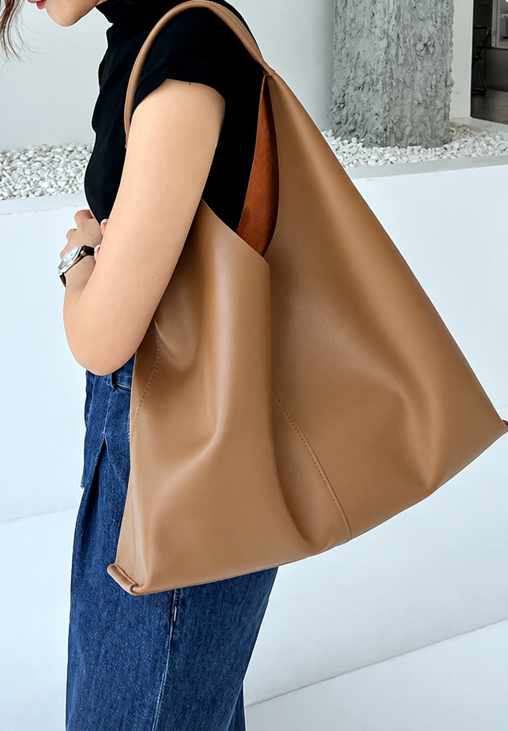 [100% KIPSKIN COWHIDE LEATHER] AVEN FLOW SHOULDER BAG