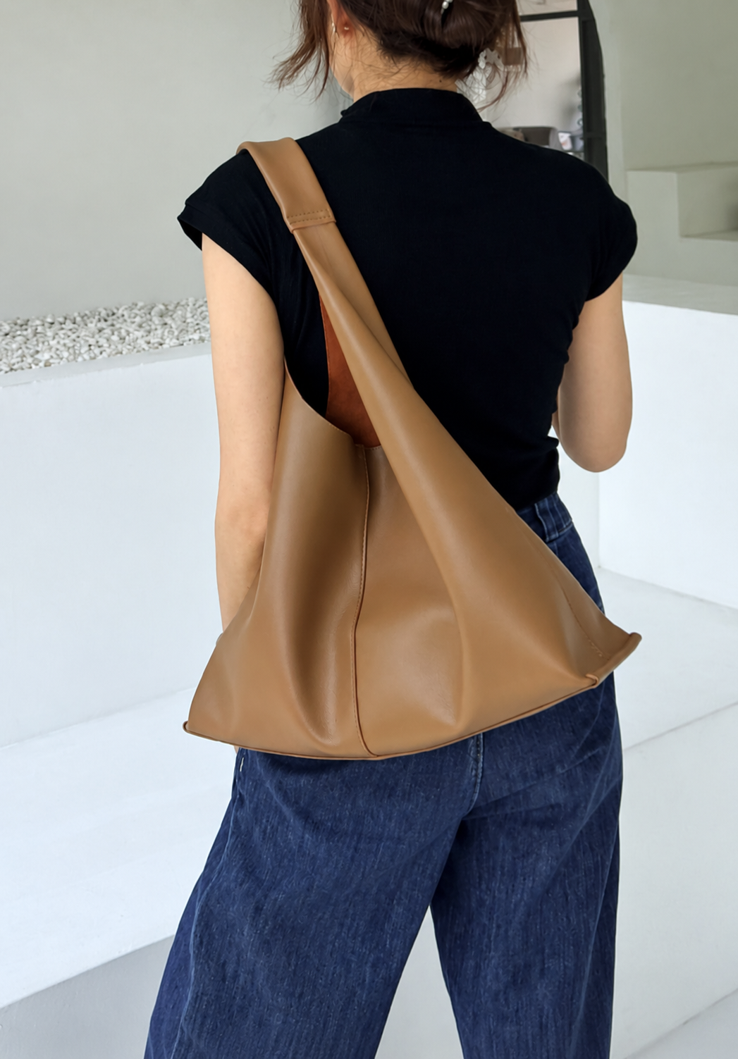 [100% KIPSKIN COWHIDE LEATHER] AVEN FLOW SHOULDER BAG