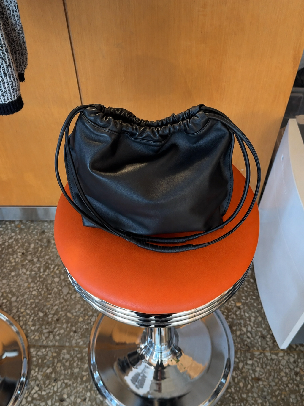 [100% CALF LEATHER] LIO DRAWSTRING BAG