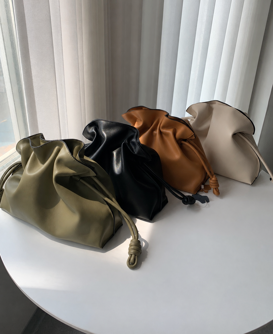 [100% COWHIDE LEATHER] NOLA DRAWSTRING SHOULDER BAG