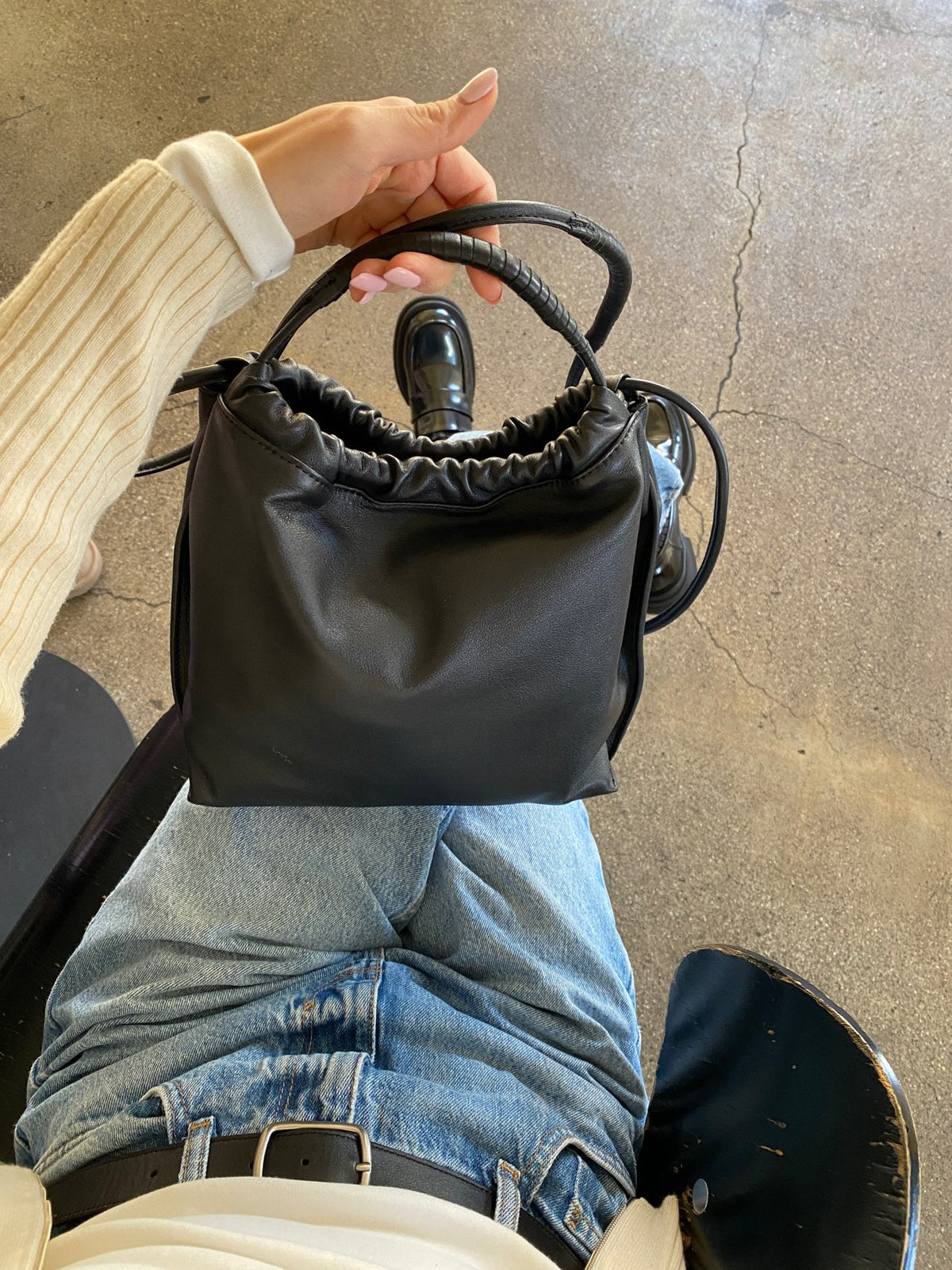 [100% CALF LEATHER] LIO DRAWSTRING BAG