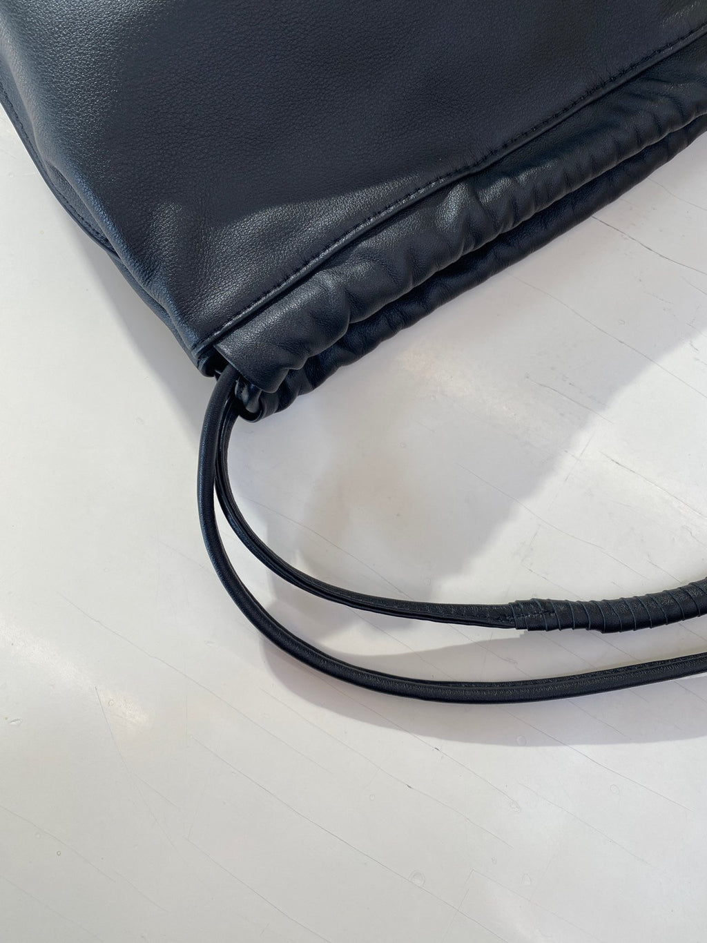 [100% CALF LEATHER] LIO DRAWSTRING BAG