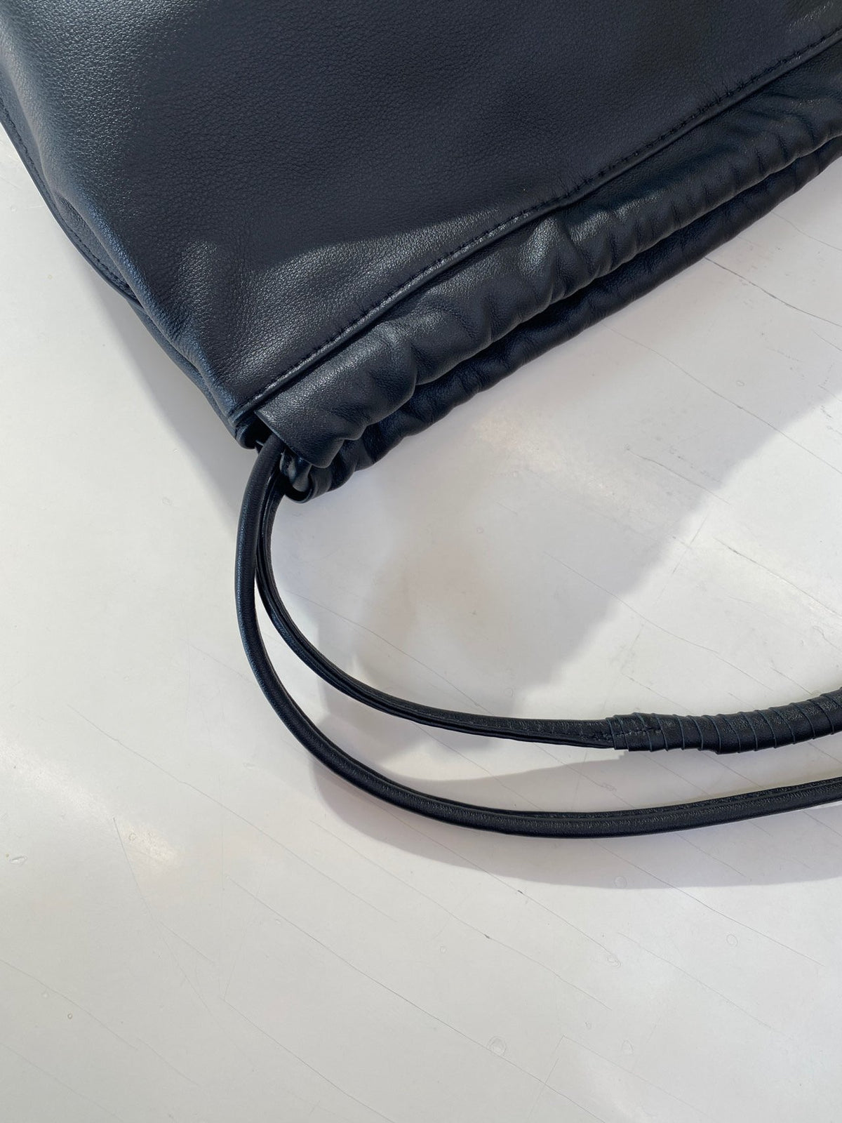 [100% CALF LEATHER] LIO DRAWSTRING BAG