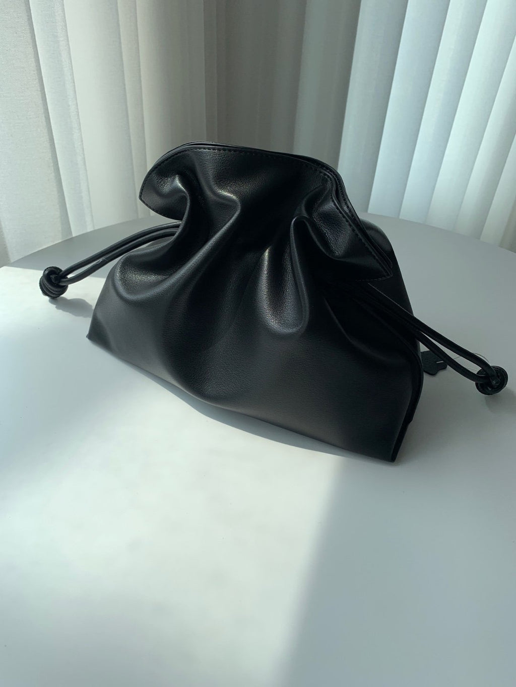 [100% COWHIDE LEATHER] NOLA DRAWSTRING SHOULDER BAG